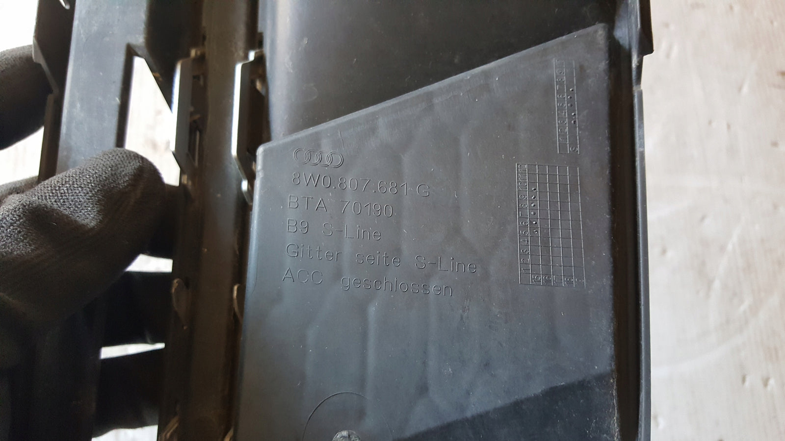 Kratka zderzaka lewy przód AUDI A4 B9 8W0807681G