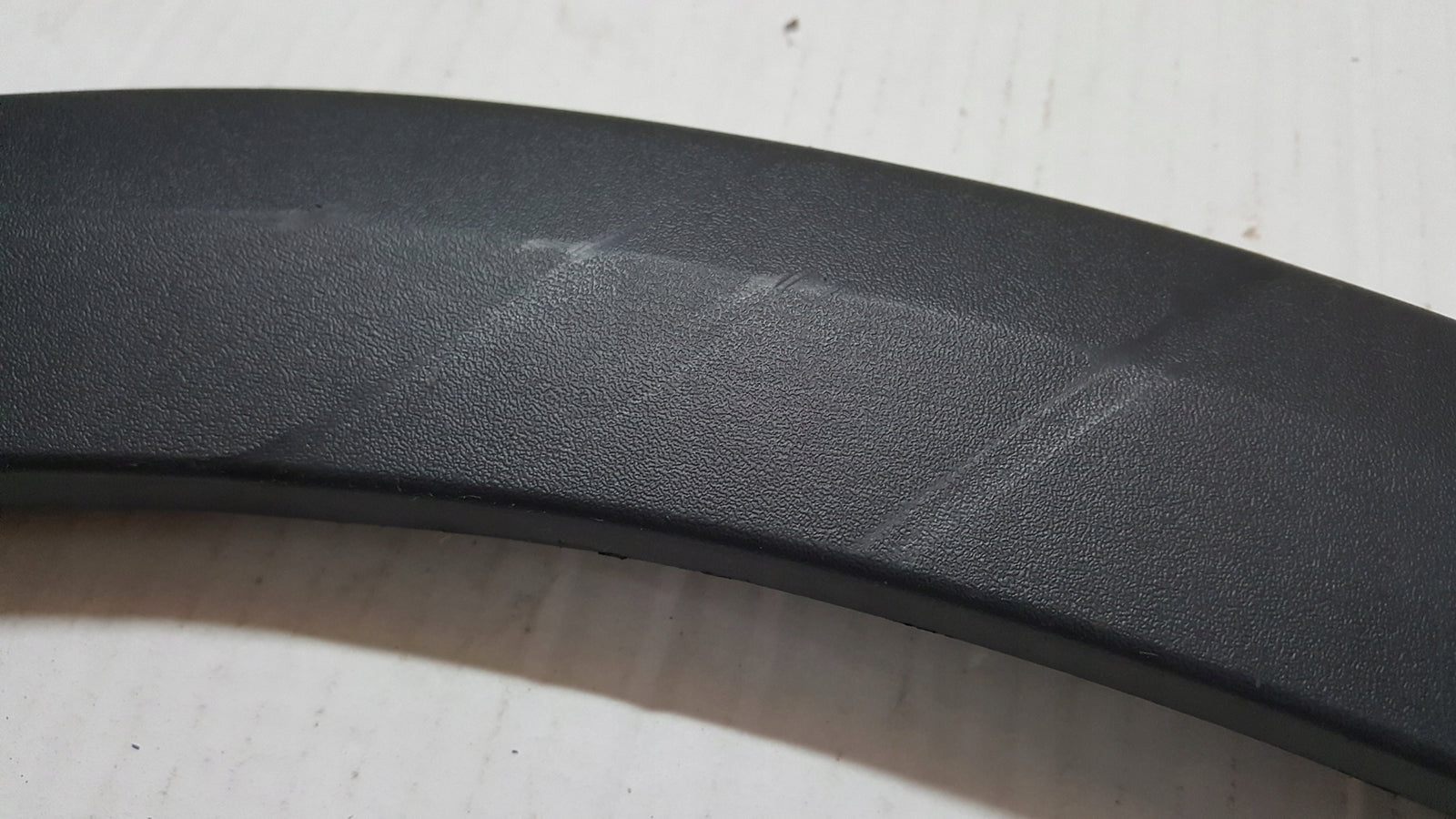 Listwa błotnika prawy przód SEAT ARONA 6F9854828 demontaż