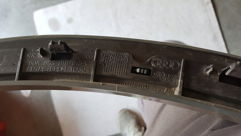 Listwa błotnika PR tył AUDI Q5 80A853818A demontaż