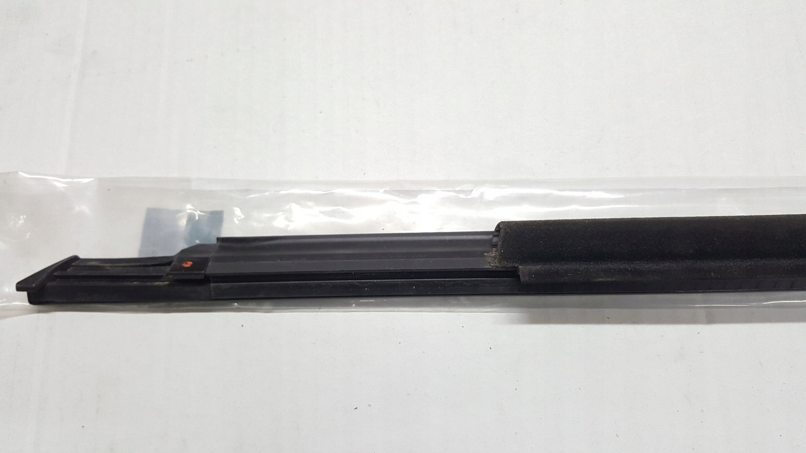 Listwa zgarniająca prawy przód AUDI A4 (B9) RS4 8W0853284D demontaż