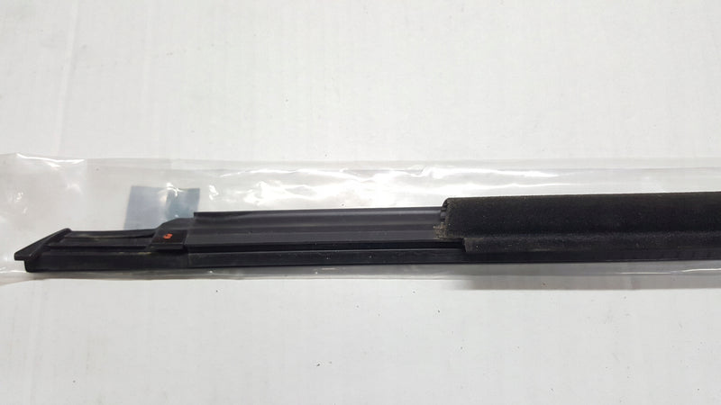 Listwa zgarniająca prawy przód AUDI A4 (B9) RS4 8W0853284D demontaż