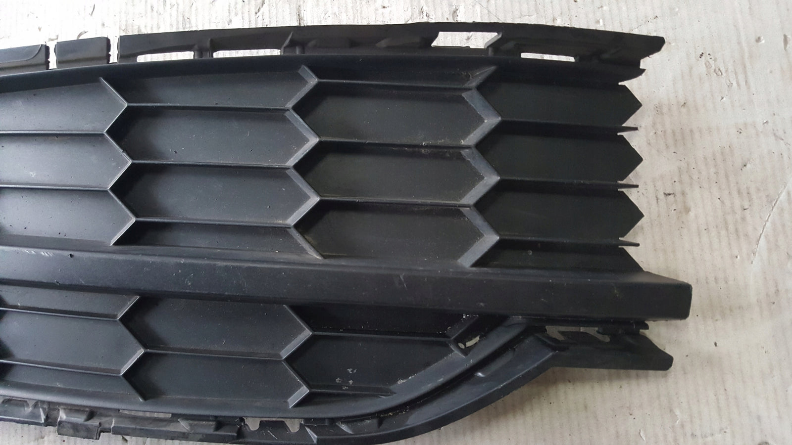 Kratka zderzaka lewy przód SKODA KAROQ 57A807367