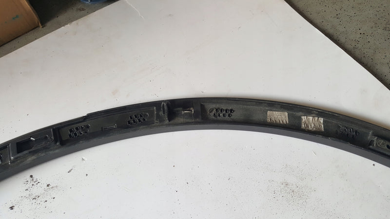 Listwa błotnika lewy przód VW TOUAREG 3 760853717 demontaż