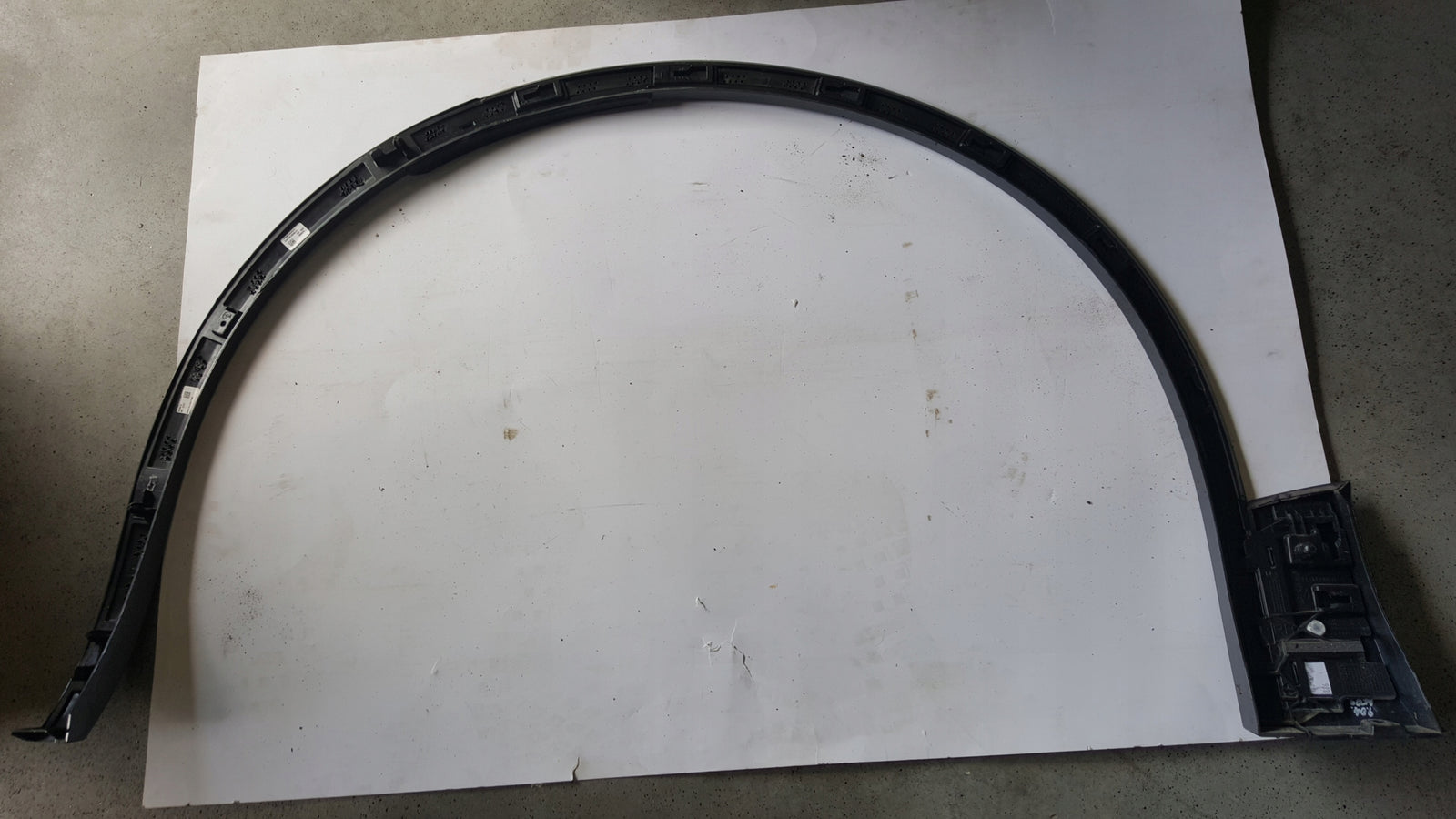 Listwa błotnika prawy przód VW TOUAREG 3 760853718A demontaż