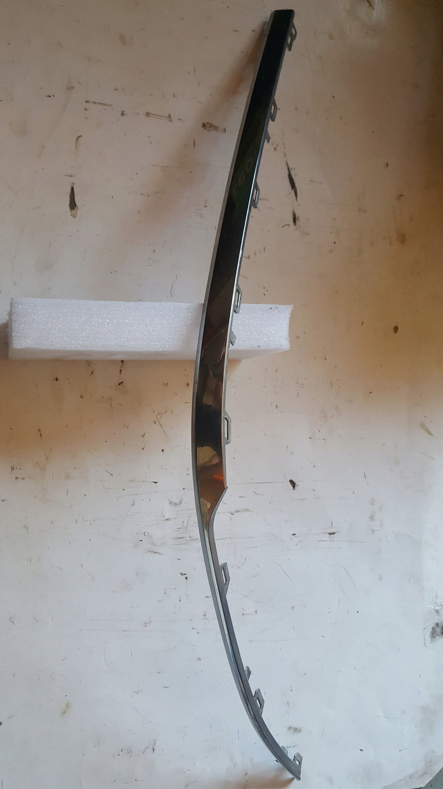Listwa chrom zderzaka prawy tył VW PASSAT (B8) 3G0853842 demontaż