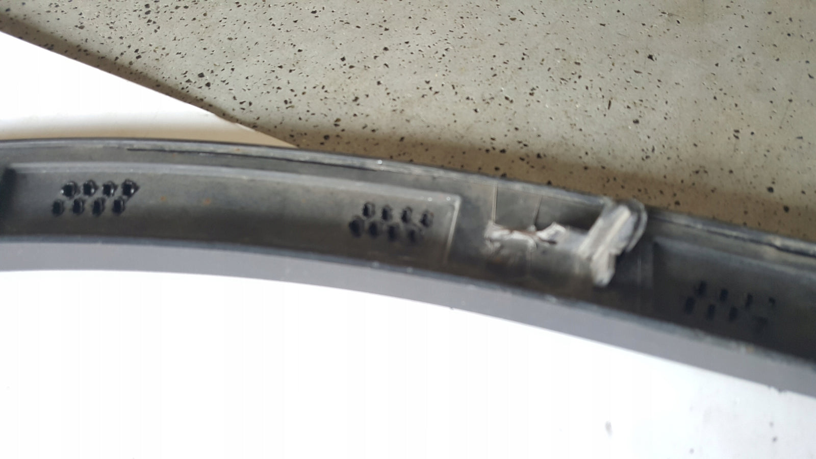 Listwa błotnika lewy przód VW TOUAREG 3 760853717 demontaż