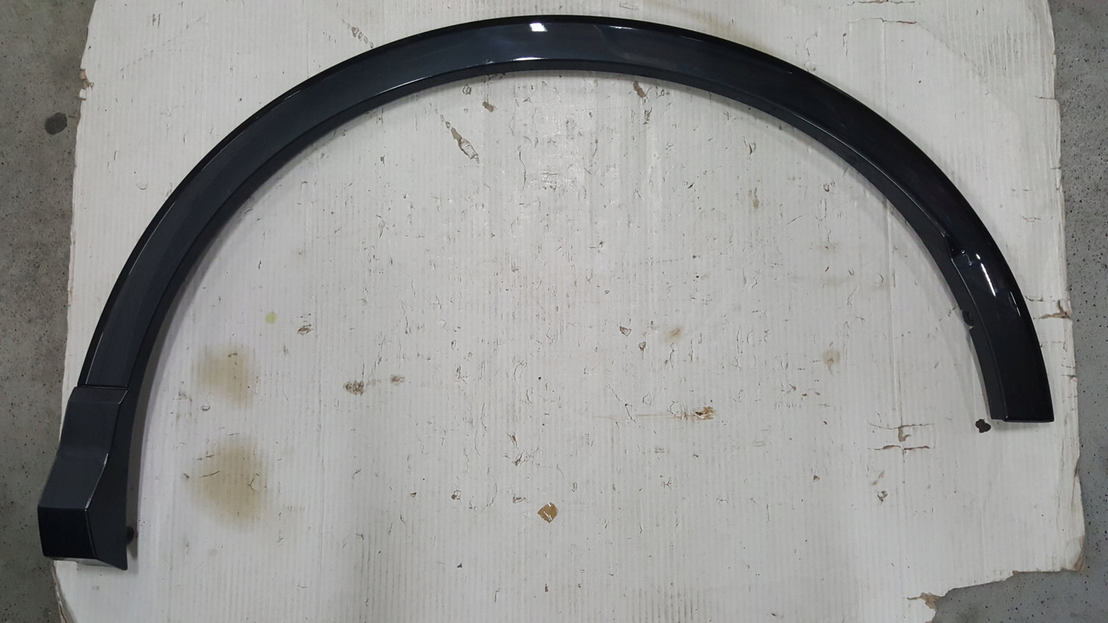 Listwa błotnika prawy tył AUDI Q4 e-tron 89A853817C demontaż