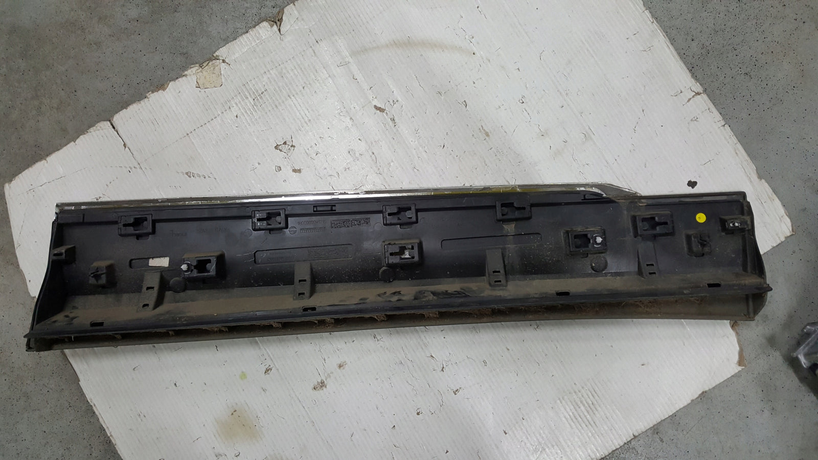Listwa drzwi lewy przód -- VW TIGUAN 5NA854939AH demontaż