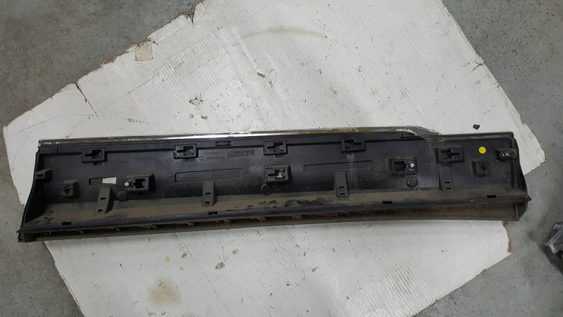 Listwa drzwi lewy przód -- VW TIGUAN 5NA854939AH demontaż