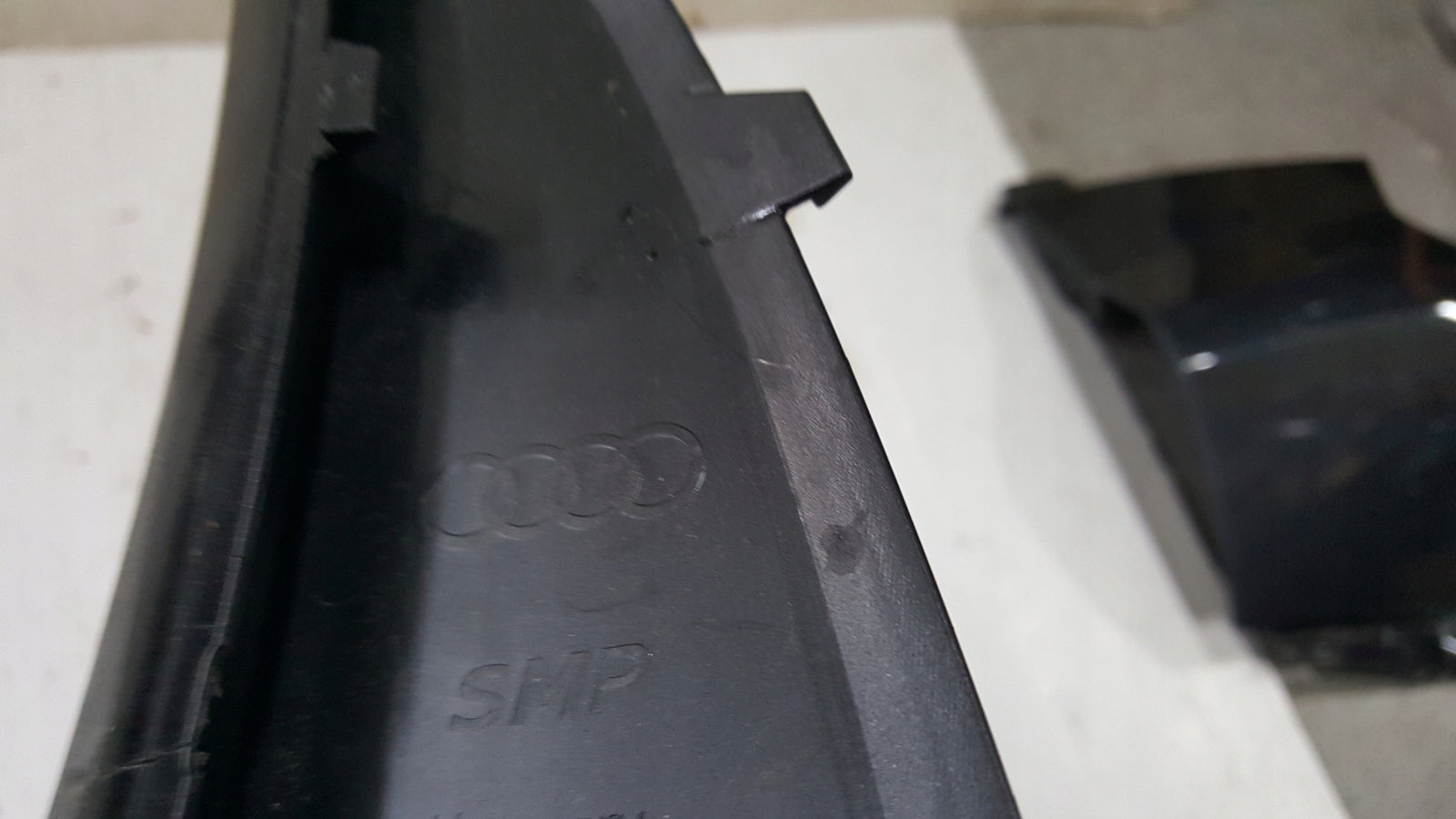 Listwa zderzaka tylnego lewa strona AUDI Q3 83F807967 demontaż