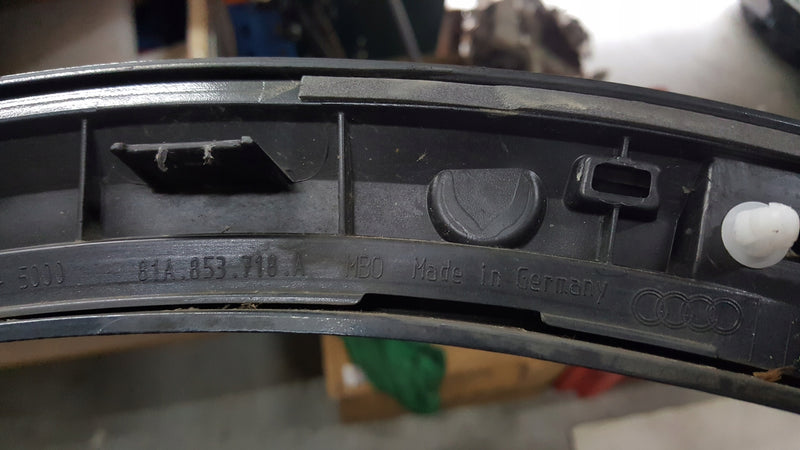 Listwa błotnika prawy przód AUDI Q2 81A853718A demontaż