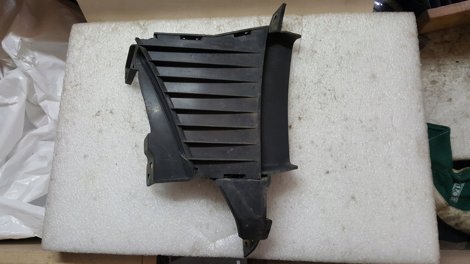 Kierownica powietrza lewy przód AUDI A4 (B9) 8W0121763L 8W0121763G demontaż