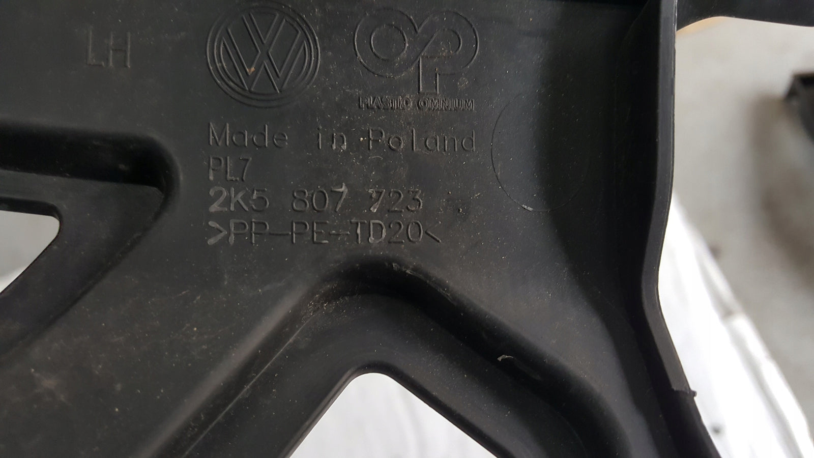 Ślizgi zderzaka przedniego VW CADDY 2K5807723 2K5807724 demontaż