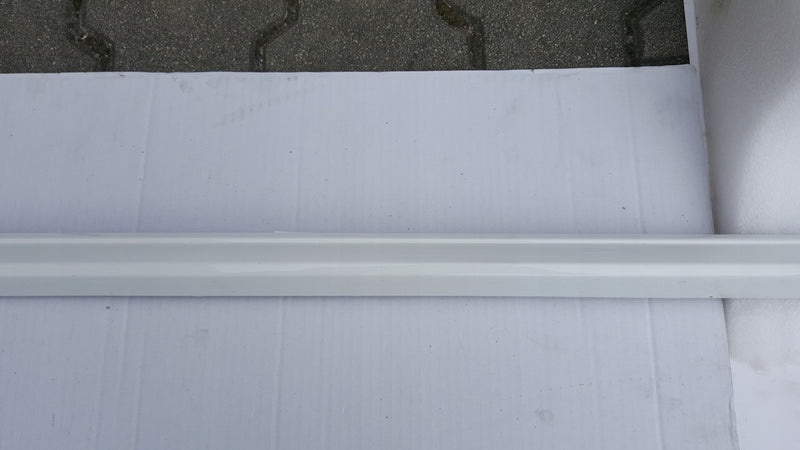 Listwa progowa prawa strona AUDI A4 (B9) 8W0853932A demontaż