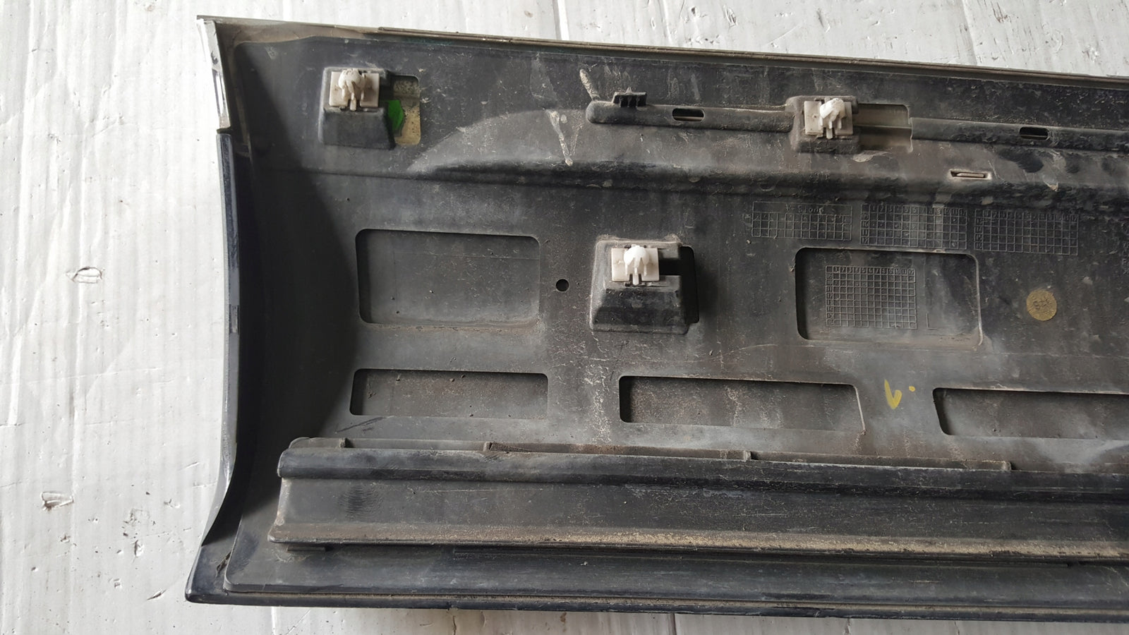 Listwa drzwi lewy tył-- VW TOUAREG 7P6854949A demontaż