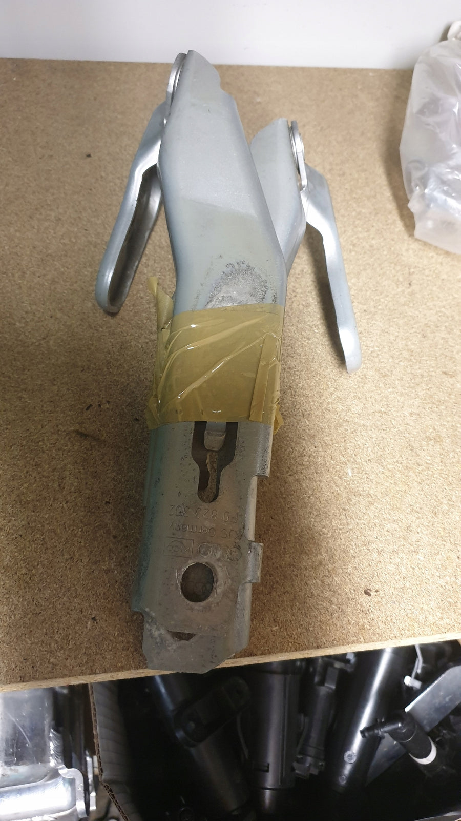 zawiasy maski Audi A6 4F0823302 4F0823301 2005-11r