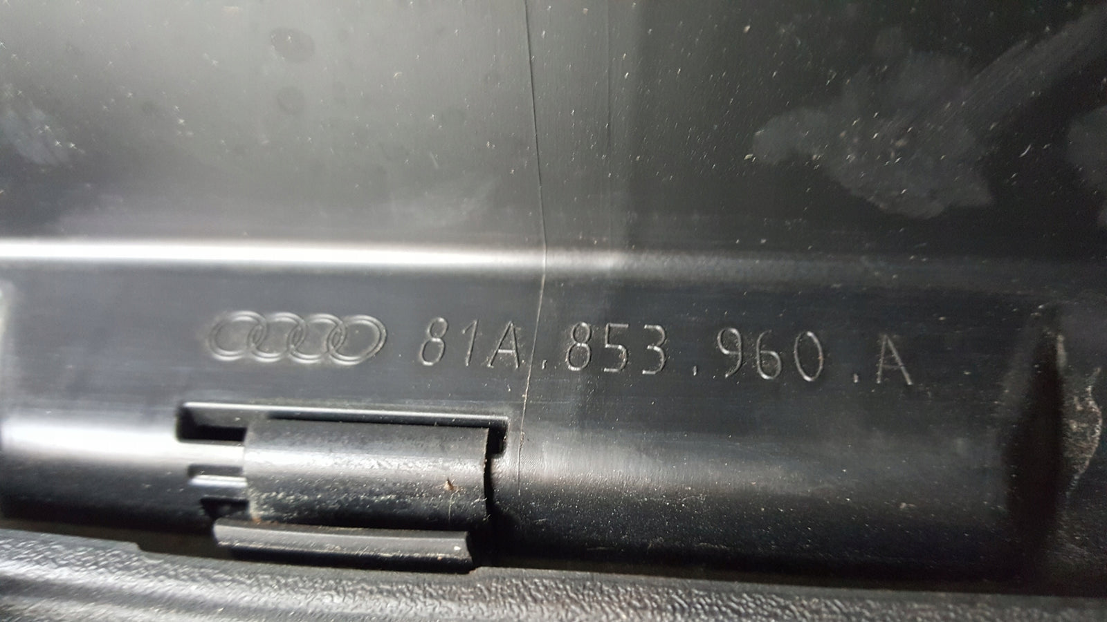 Listwa drzwi prawy przód AUDI Q2 S-LINE 81A853960A