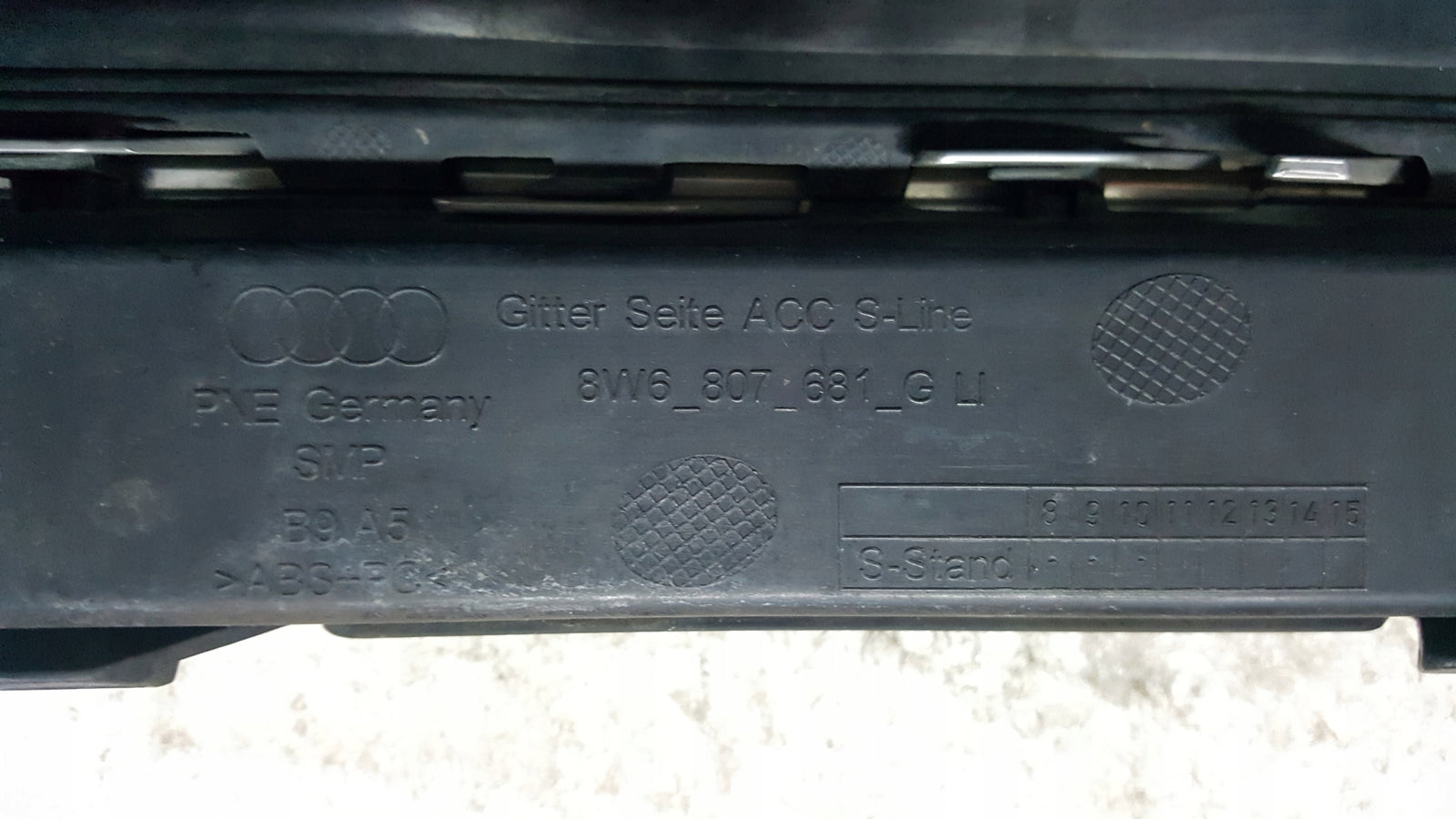 Kratka zderzaka przedniego lewa strona AUDI A5 S-LINE 8W6807681G demontaż