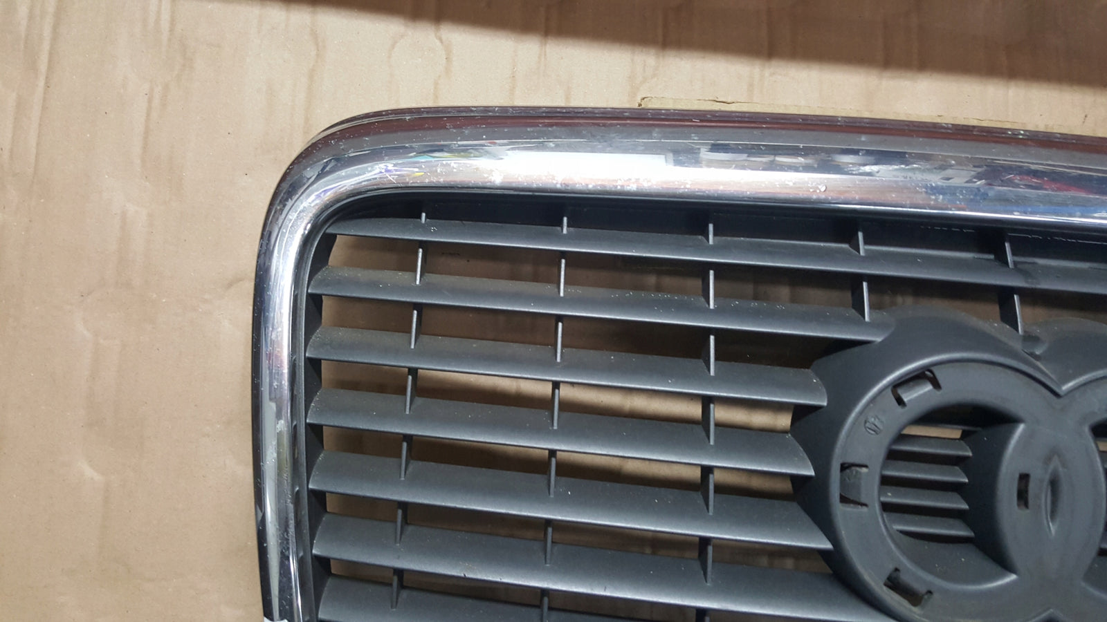 AUDI A6 C6 S-LINE 4F0853651S ATRAPA GRILL KRATKA ZNACZEK