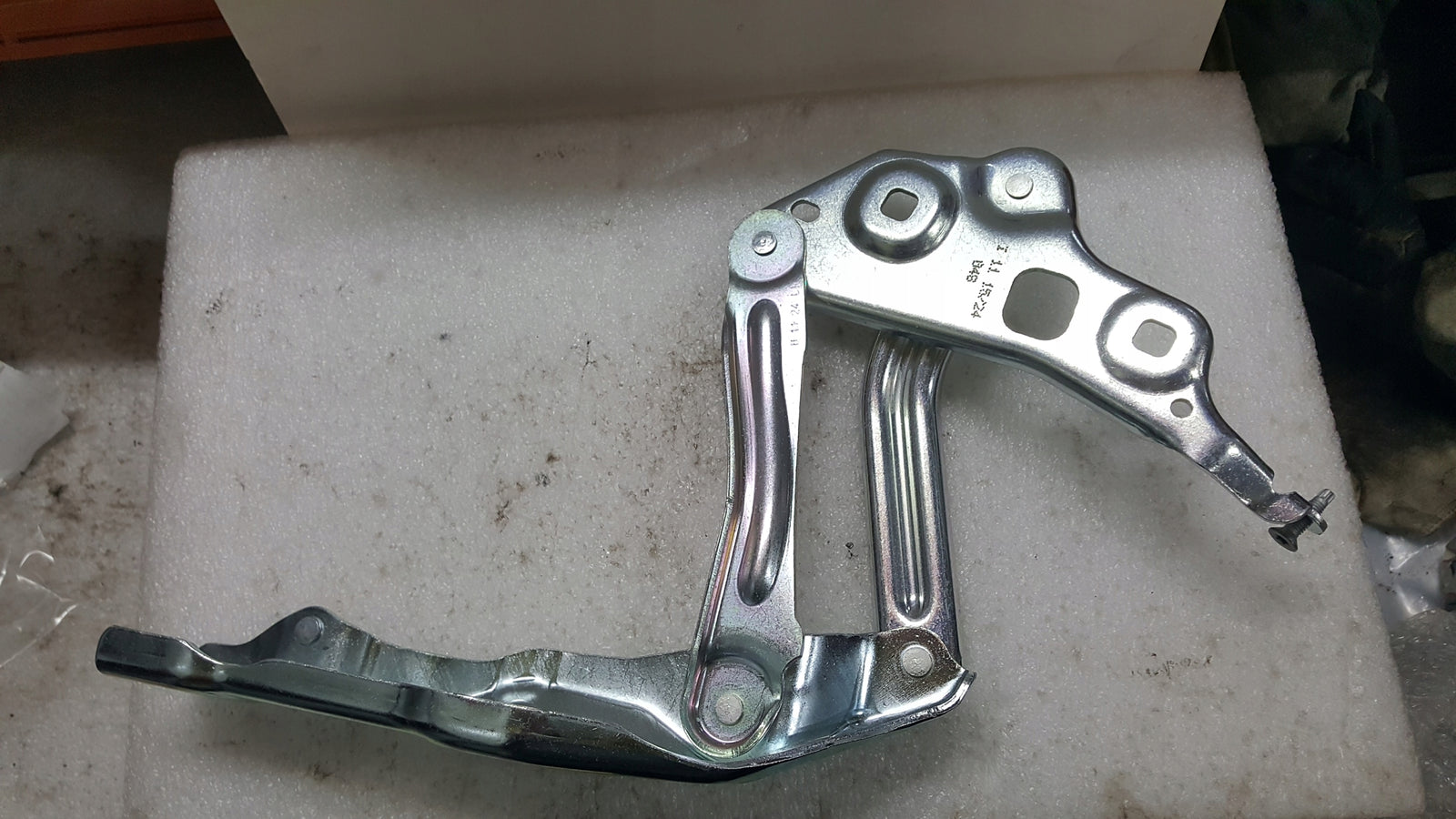 NOWY ORYGINALNY lewy zawias maski SKODA OCTAVIA 5E3823301