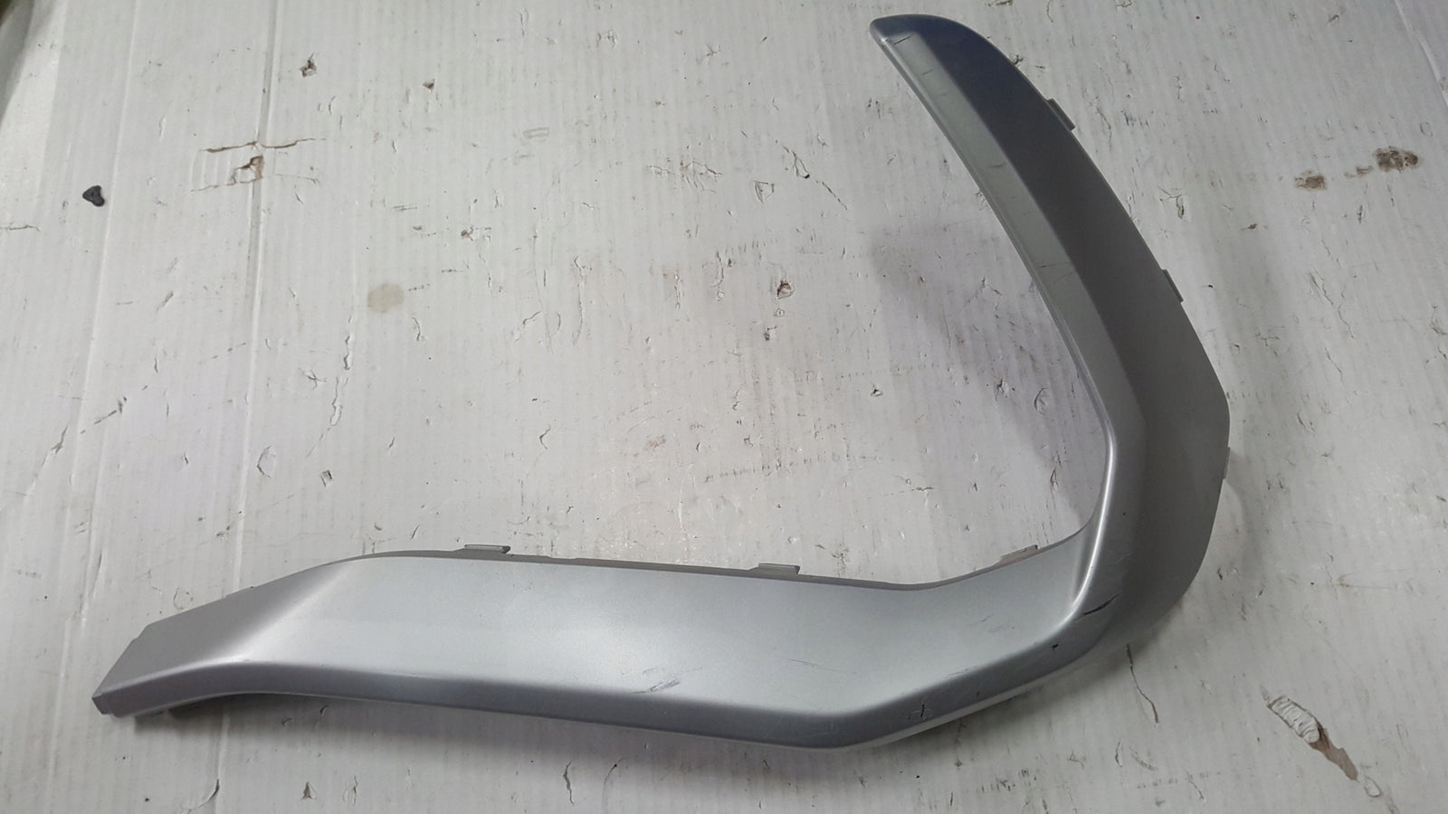 Listwa zderzaka tylnego prawa strona AUDI Q3 83F807968 demontaż