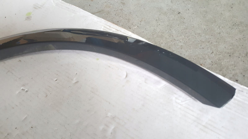 Listwa błotnika prawy przód AUDI Q2 81A853718A