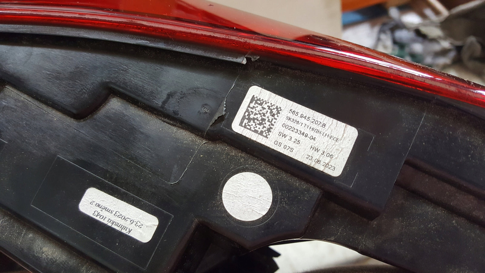 Tylna lewa lampa LED w błotnik SKODA KODIAQ 565945207B demontaż