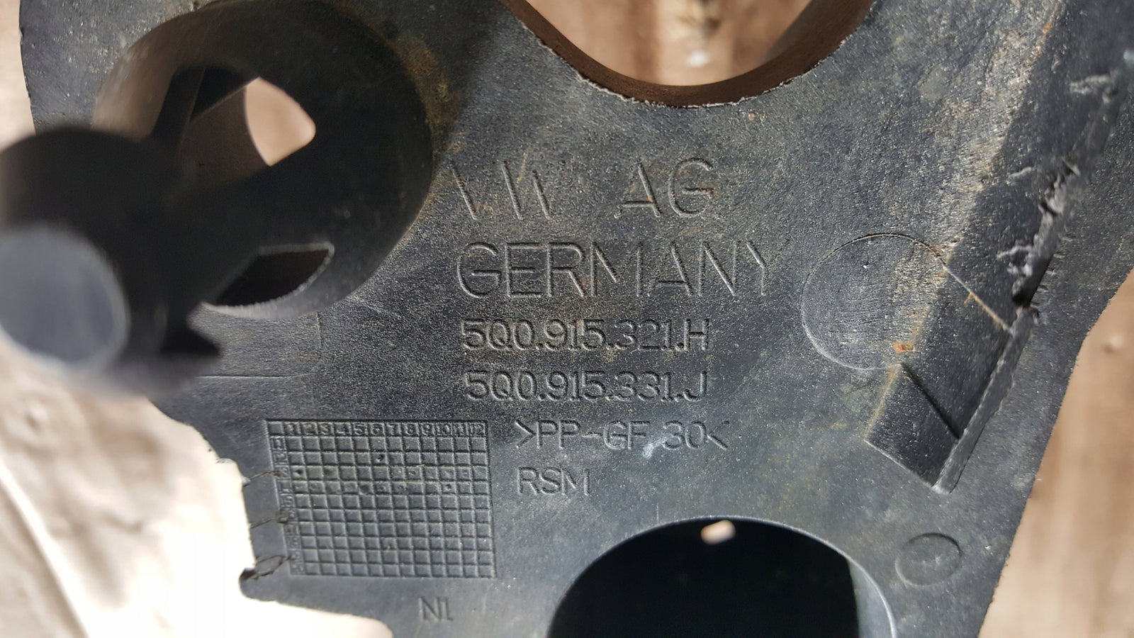 VW GOLF VII PASSAT B8 LEON III PODSTAWA AKUMULATORA 5Q0915321H