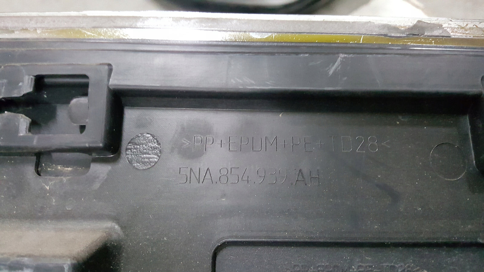 Listwa drzwi lewy przód -- VW TIGUAN 5NA854939AH demontaż