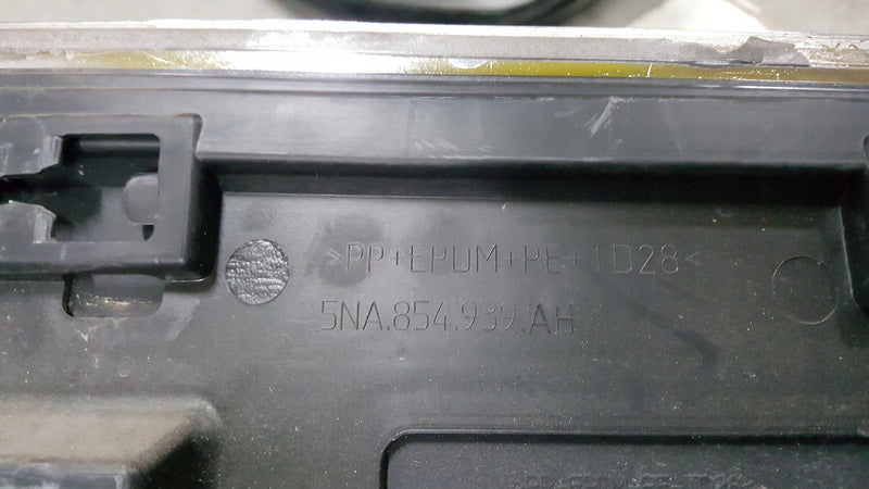 Listwa drzwi lewy przód -- VW TIGUAN 5NA854939AH demontaż