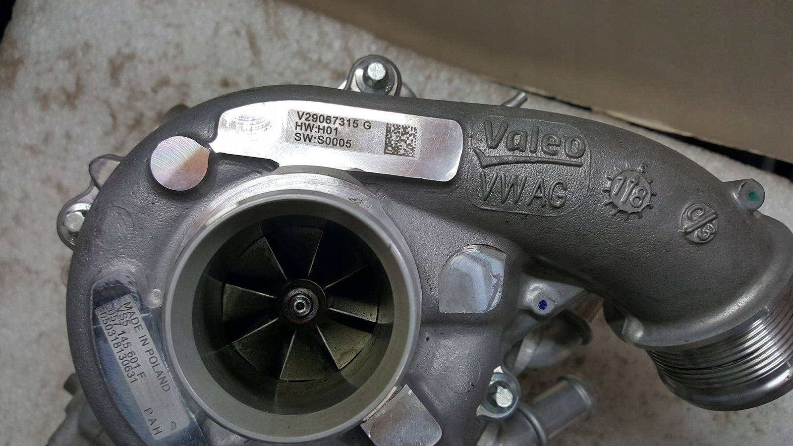 Turbosprężarka AUDI Q7 - Q8 -- BENTLEY BENTAYGA 057145601F na części