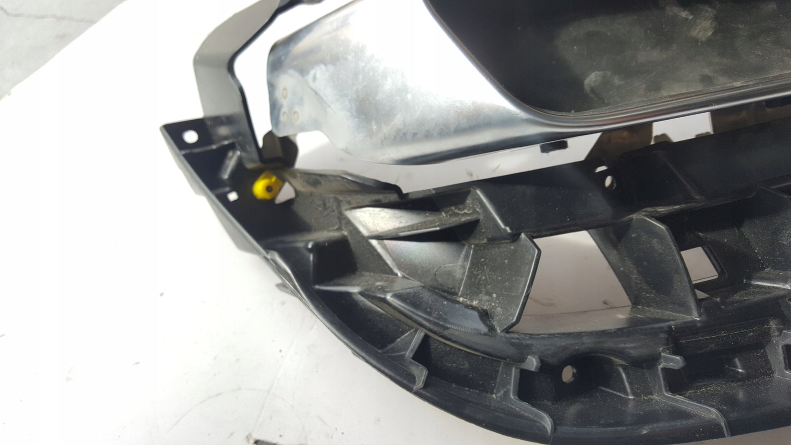 Prawa końcówka wydechu + uchwyt AUDI 8W0253826L 8W0807348E demontaż