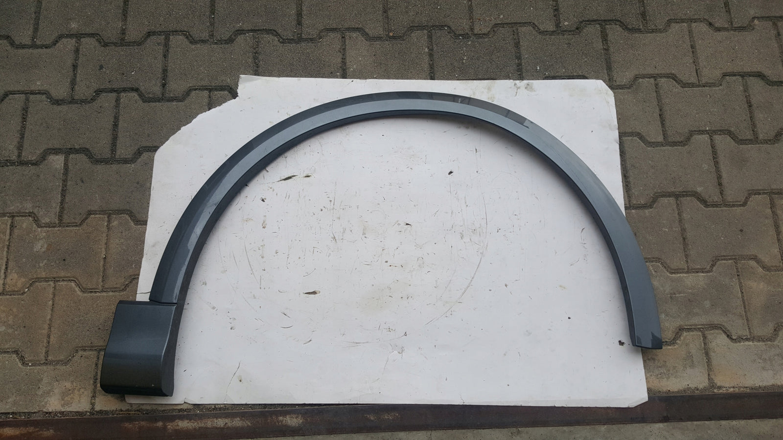 LISTWA BŁOTNIKA PRAWA PRZEDNIA AUDI Q8 4M853718B
