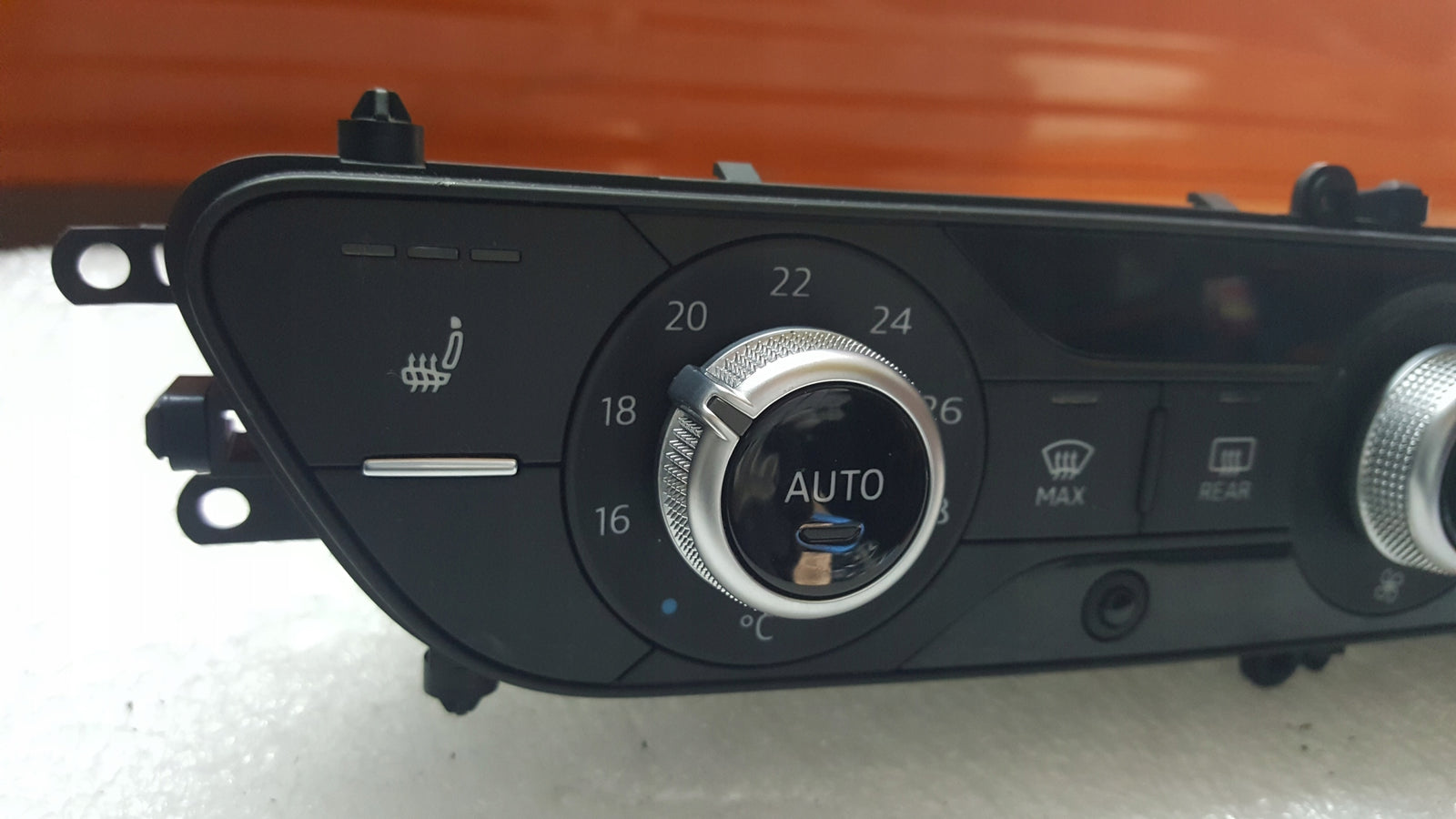 Panel klimatyzacji AUDI A4 B9 A5 8W0820043Q