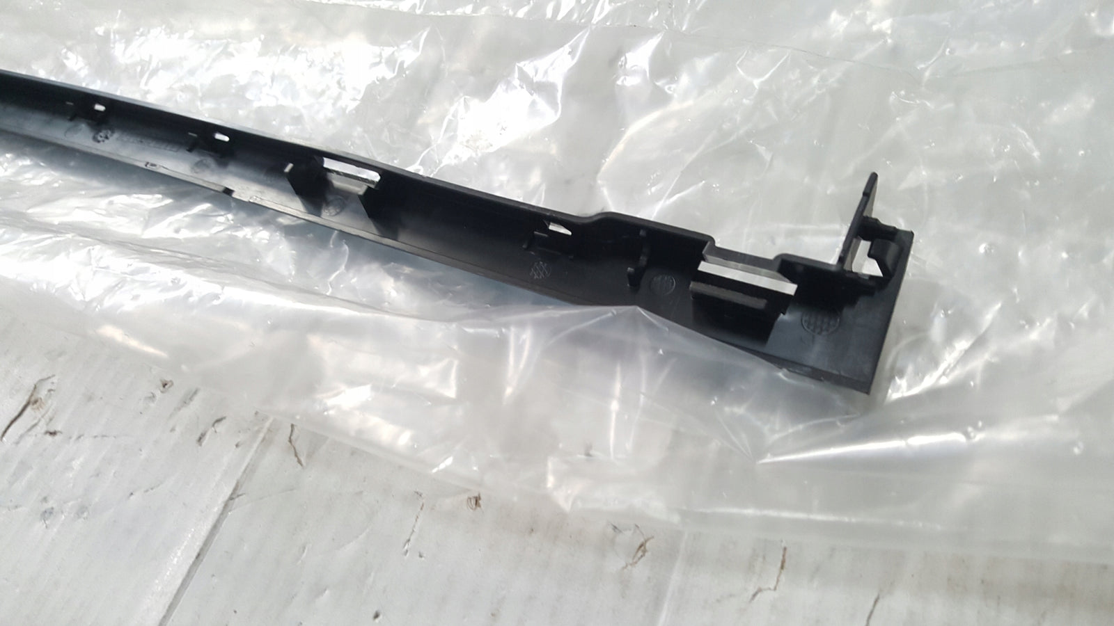 NOWA ORYGINALNA listwa mocowanie zderzaka tylnego AUDI A4 (B9) 8W0807900D