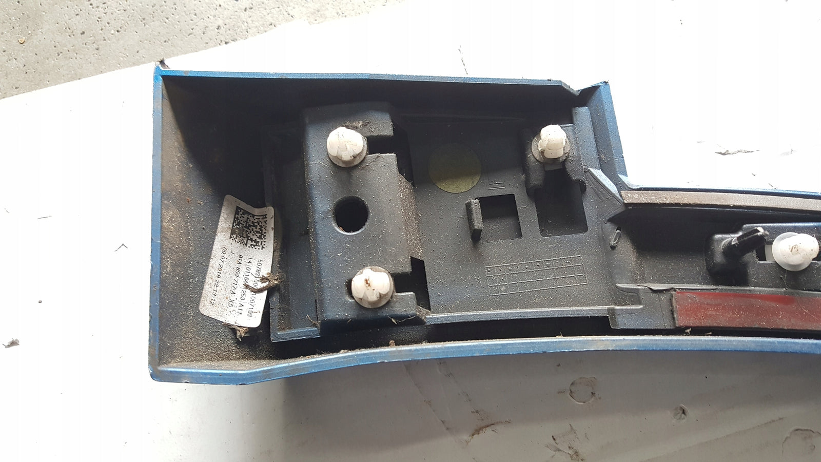 Listwa błotnika lewy przód AUDI Q2 81A853717A