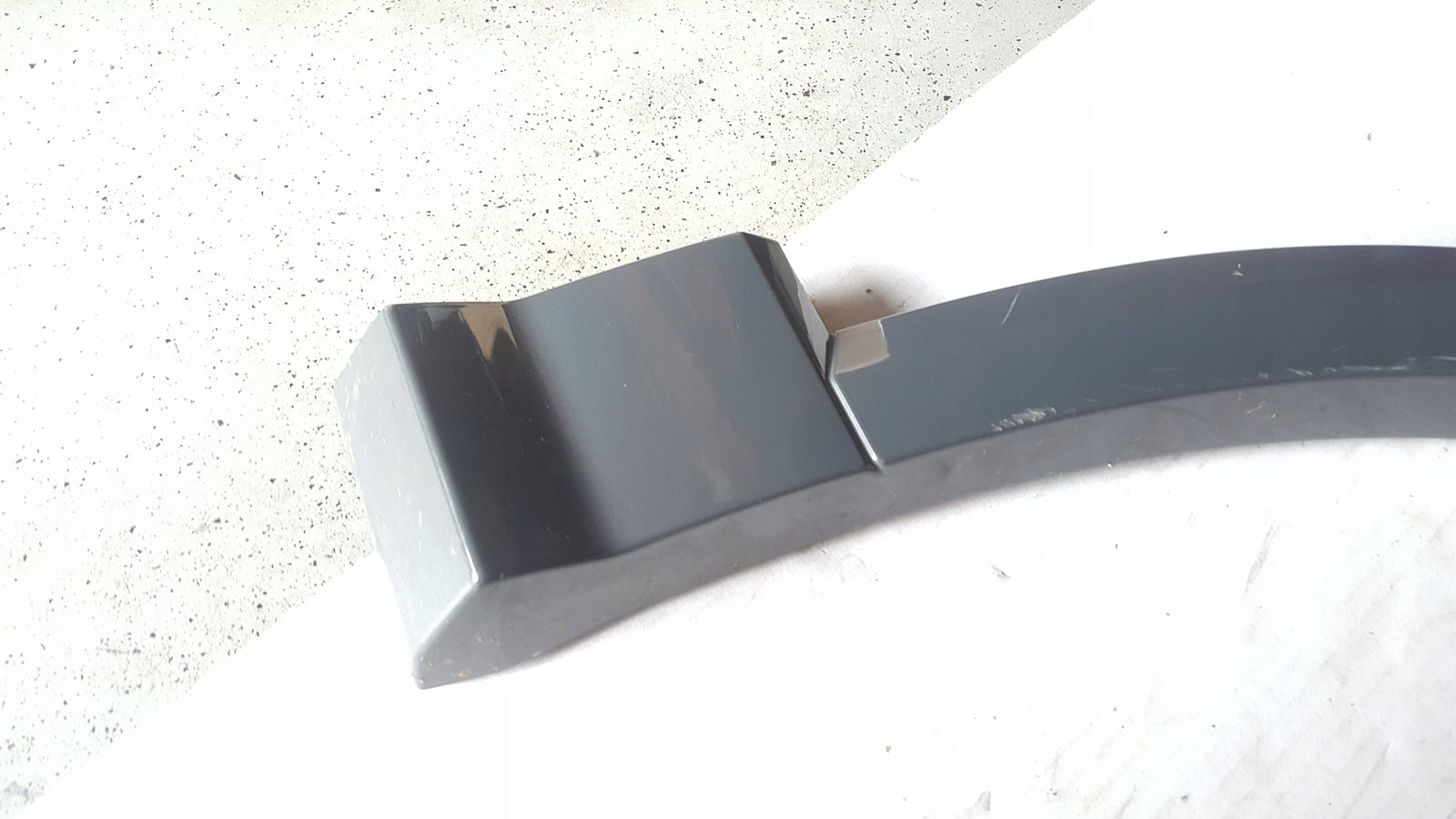 Listwa błotnika prawy przód AUDI Q2 81A853718A