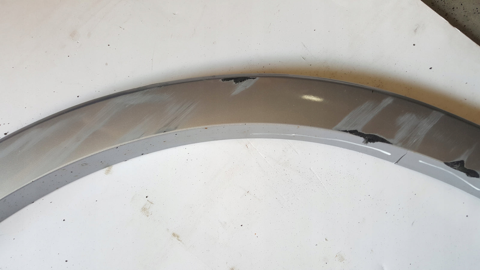 Listwa błotnika prawy przód AUDI Q3 8U0853718A demontaż