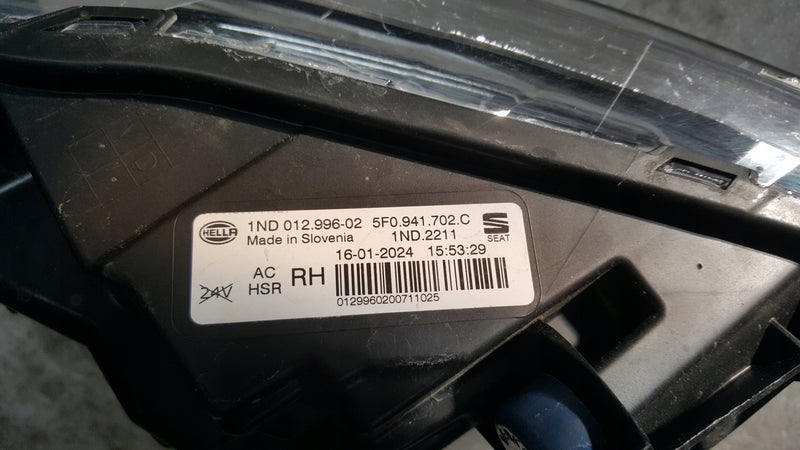 Prawy halogen LED-- SEAT LEON 5F0941702C demontaż oryginał