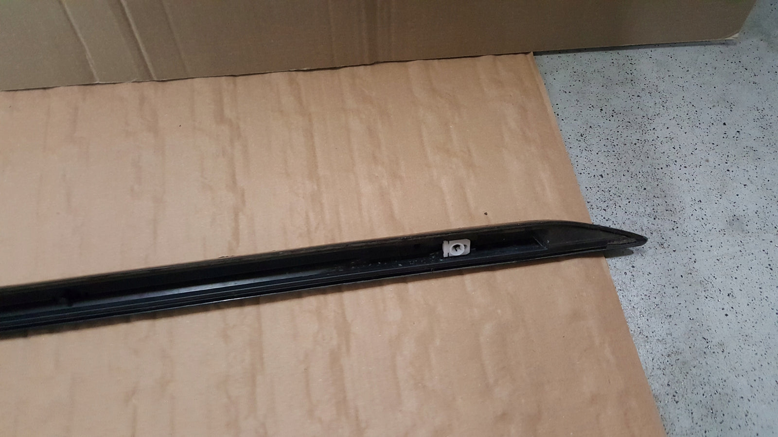 Listwa progowa prawa strona AUDI A4 (B9) 8W0853932A demontaż