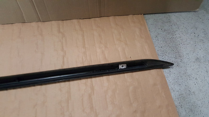Listwa progowa prawa strona AUDI A4 (B9) 8W0853932A demontaż