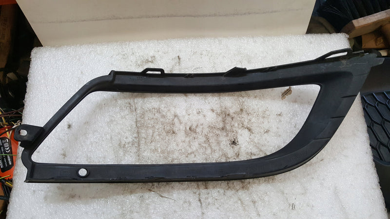 Ramka halogenu lewy przód SKODA SUPERB 3T0807681