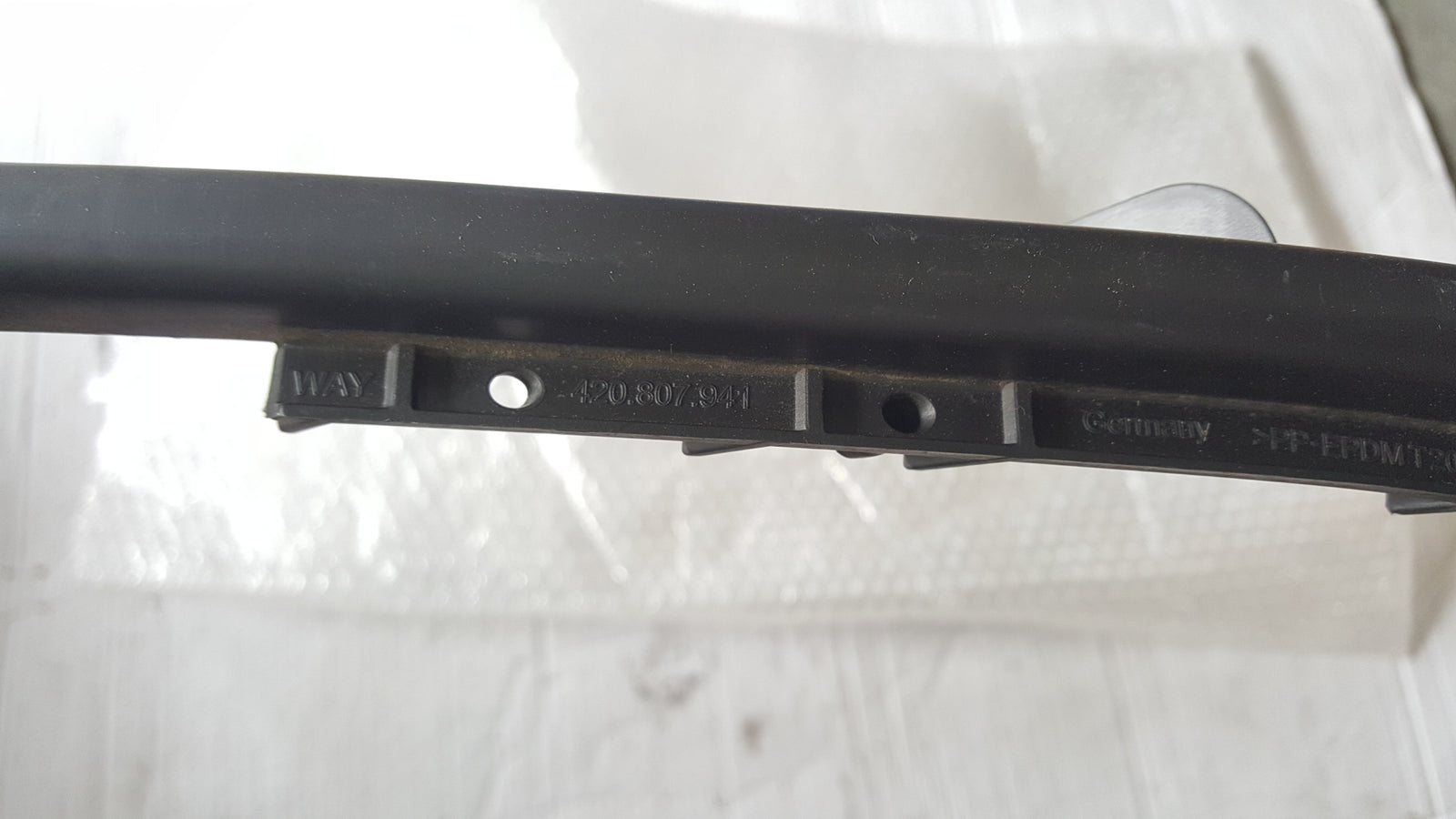 Ramka kratka zderzaka LE przód AUDI R8 420807941
