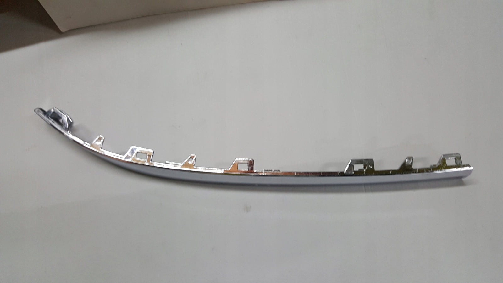 Listwa chrom zderzaka przedniego lewa strona VW TOUAREG 7P6853253 demontaż