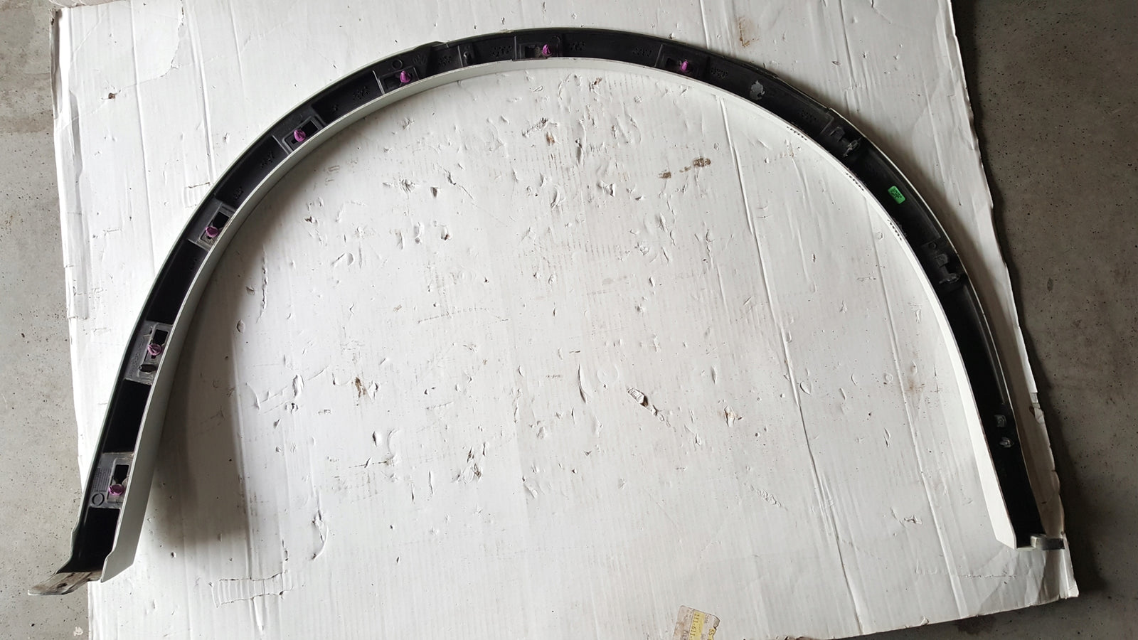 Listwa błotnika prawy tył VW TOUAREG 3 760853818C