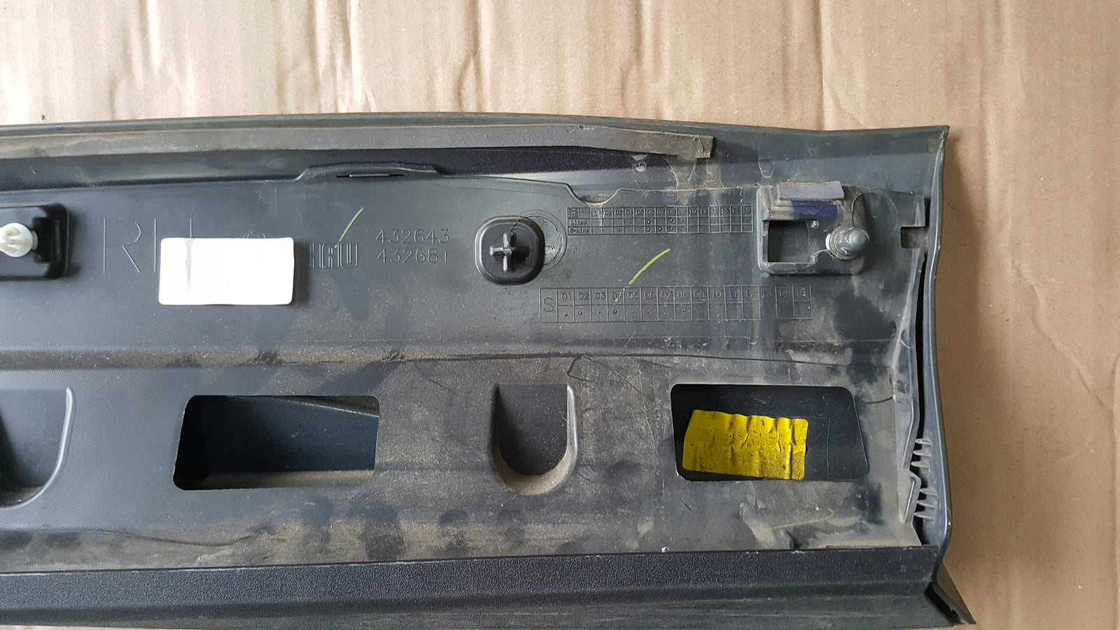 Listwa drzwi prawy tył AUDI Q3 II 83A853970A/B
