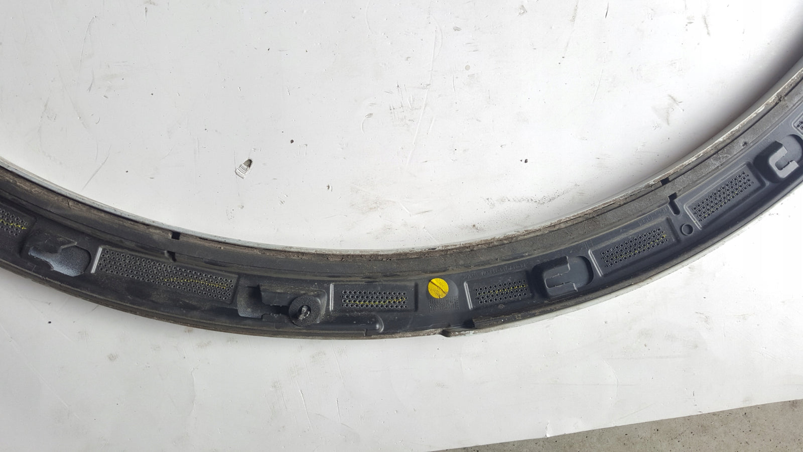 Listwa błotnika prawy tył AUDI Q3 83A853818B demontaż