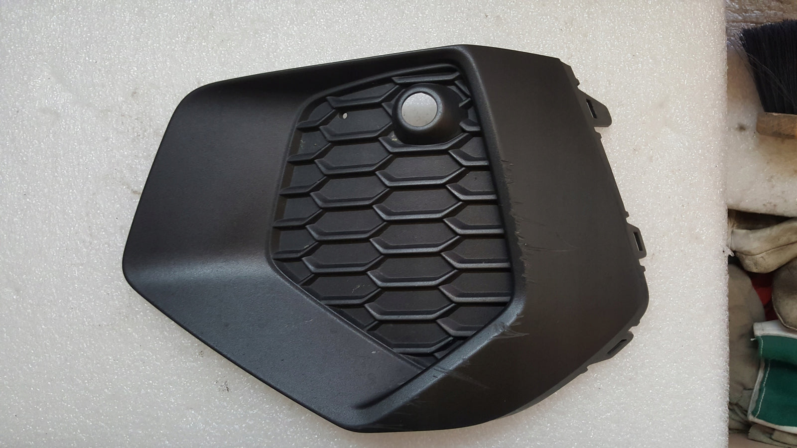 Kratka zderzaka lewy przód AUDI A3 8Y0807681A