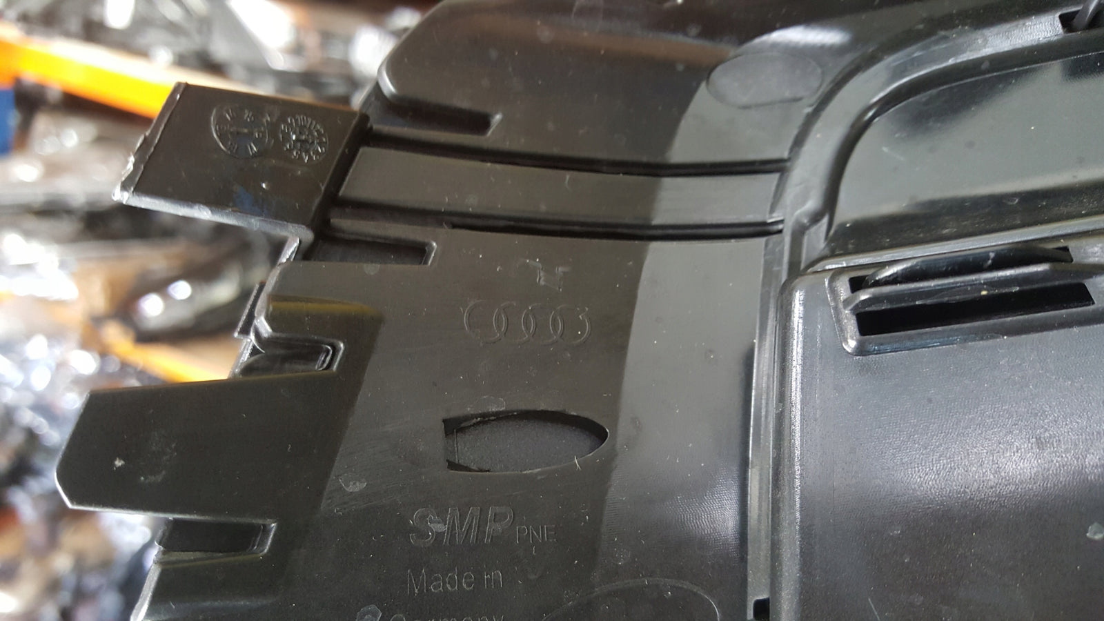 Kratka zderzaka przedniego lewa strona AUDI A8 (D5) 4N0807681 demontaż
