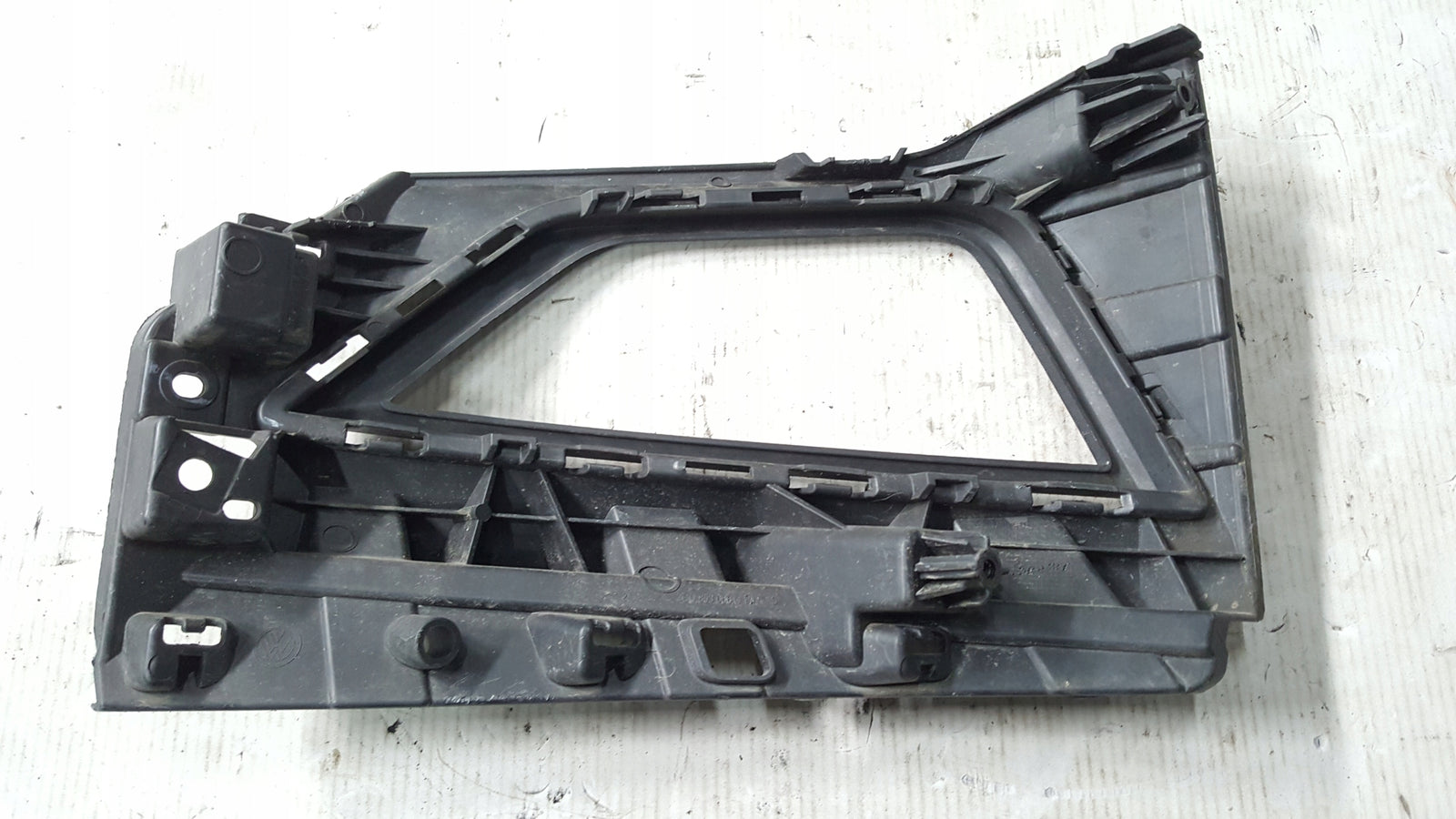 Kratka ramka halogenu prawa VW POLO 2G0853666G